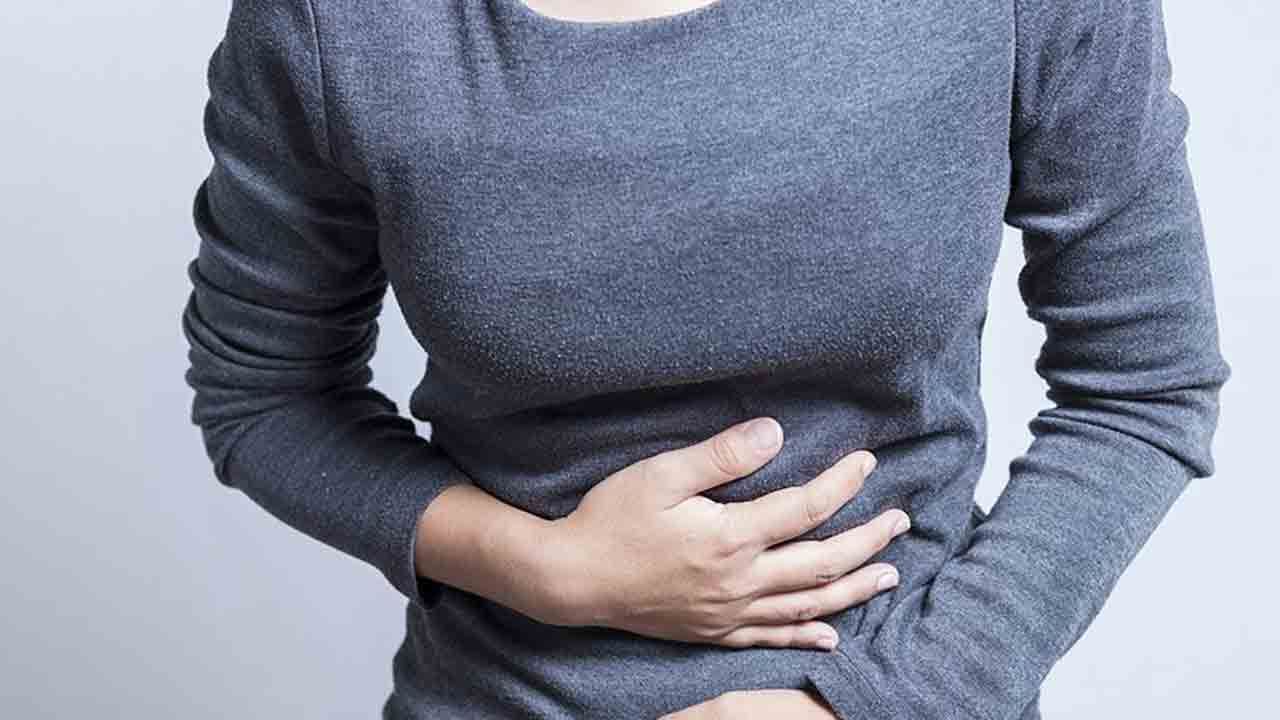 మల బద్ధకం సమస్యలే కాదు.. చాలా మంది లూజ్ మోషన్స్‌తో కూడా ఇబ్బంది పడుతూ ఉంటారు. లూజ్ మోషన్స్ కారణంగా బయటకు ఎక్కడికైనా వెళ్లాలంటే భయంగా ఉంటుంది. వాతావరణంలో పరిస్థితులు మారినప్పుడు, పడని ఆహారాలు తిన్నా, మసాలా పదార్థాలు ఎక్కువగా తిన్నా లూజ్ మోషన్స్ అవుతాయి.
