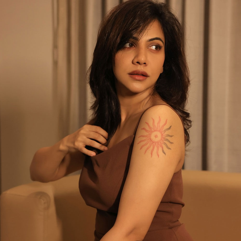 అలాగే తమిళం, మలయాళంలో పలు చిత్రాల్లో నటించి అలరించింది. తెలుగులో రీమేక్ అయిన ప్రేమమ్ సినిమాలోనూ ఈ భామ కనిపించింది.   టాలీవుడ్ ఇండస్ట్రీలో ఇదే ఆమెకు మొదటి సినిమా.