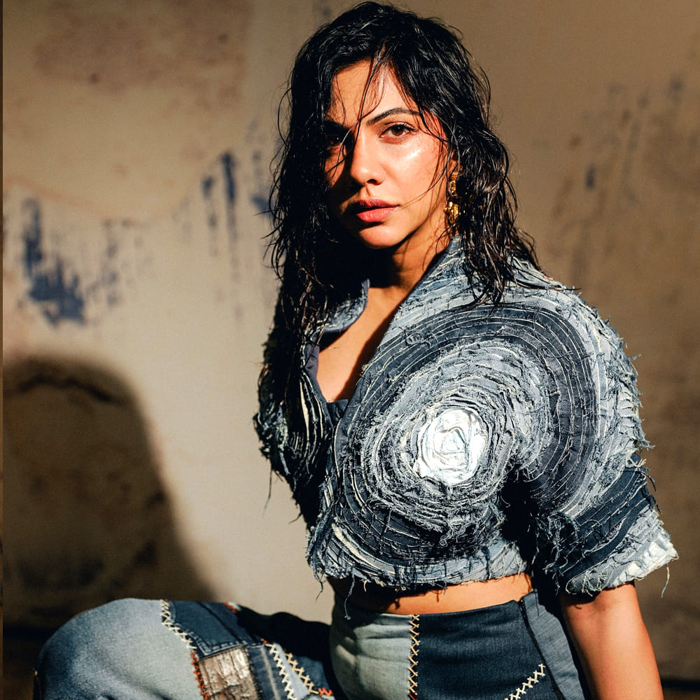 తెలుగులో చెప్పుకోదగ్గ ఆఫర్స్ రాలేదు కానీ తమిళ్ లో మలయాళంలో ఆఫర్స్ అందుకుంది ఈ అమ్మడు. ప్రస్తుతం మలయాళం, తమిళంలో బ్యాక్ టూ బ్యాక్ సినిమాలు చేస్తుంది. తెలుగులో చివరిగా నాని సినిమాలో కనిపించింది. 