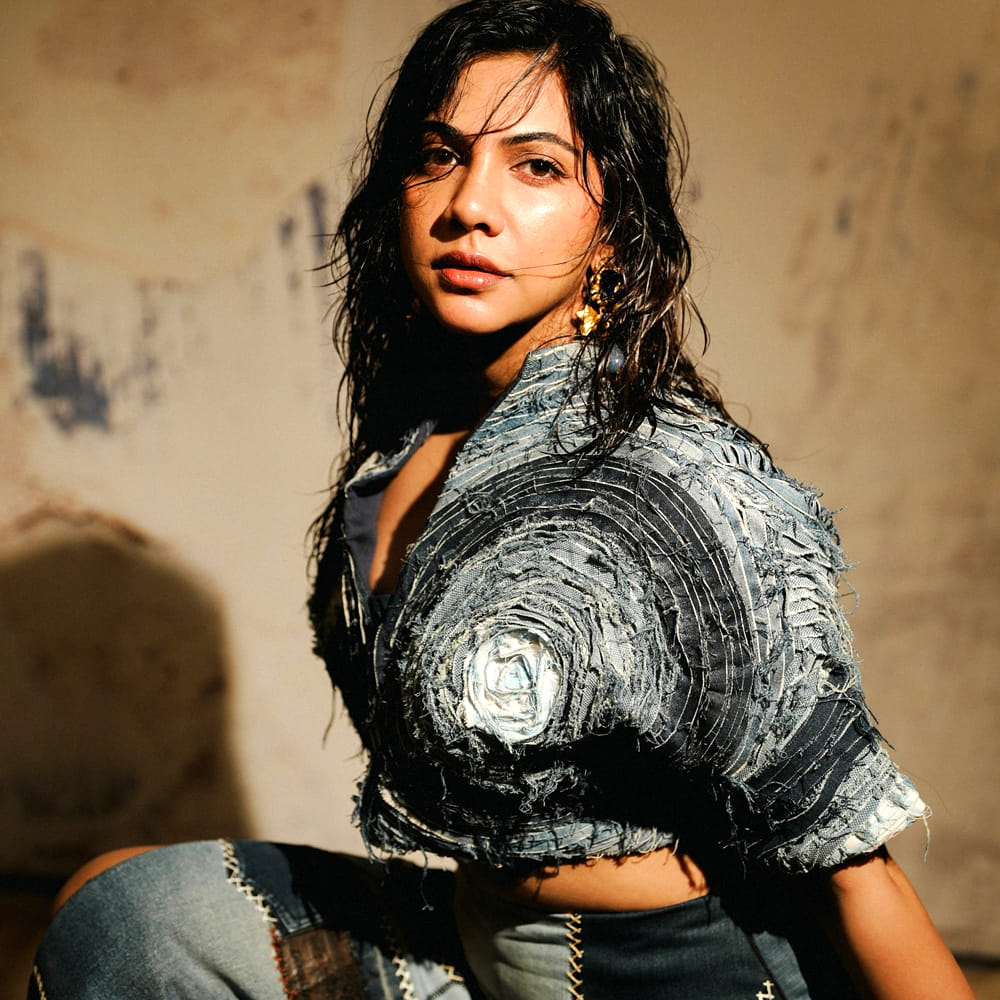 తాజాగా  సోషల్ మీడియాలో షేర్ చేసిన ఫోటోస్ తెగ వైరలవుతున్నాయి.  సూపర్ స్టైలిష్ లుక్ లో కేక పెట్టించింది మడోనా. ఈ అమ్మడి ఫోటోలకు కుర్ర కారు క్రేజీ కామెంట్స్ చేస్తున్నారు. అలాగే కొంతమంది కవితలు కూడా రాస్తున్నారు. 