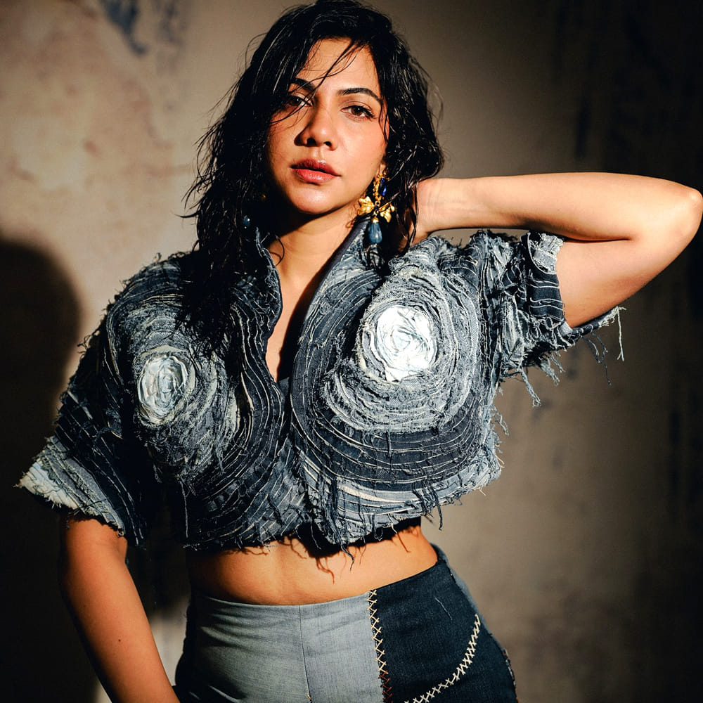 సోషల్ మీడియాలో ఎప్పటికప్పుడు ఫొటోలు షేర్ చేస్తున్న మడోనా ఓ వైపు సంప్రదాయబద్ధంగా చీరకట్టులో కనిపిస్తూనే మరో వైపు మోడ్రన్ డ్రస్ లో మెరుస్తుంది. అలాగే అందాలతో అభిమానులను కవ్విస్తుంది ఈ కుర్రాది. 