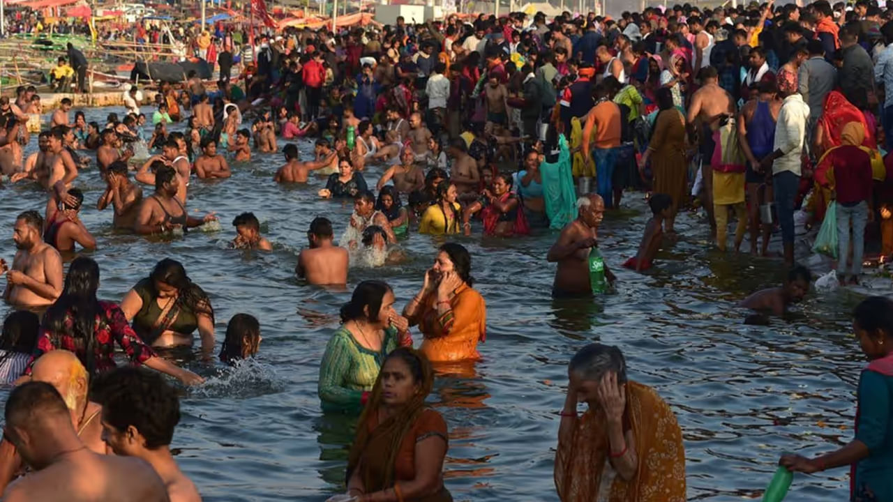 ఈ టూర్ ప్యాకేజీలో వారణాసి, ప్రయాగ్రాజ్, గంగాసాగర్, కోల్కతా, పూరిలను మీరు కవర్ చెయ్యవచ్చు. ఈ రైలు ప్రయాణంలో ఎటువంటి సమస్యను ఎదుర్కోవాల్సిన అవసరం లేకుండా ప్రయాణీకులకు అల్పాహారం, మధ్యాహ్న భోజనం, రాత్రి భోజనం అందిస్తారు. వీటితో పాటు ఆరోగ్య బీమా కూడా లభిస్తుంది. ఈ టూర్ ప్యాకేజీలో ప్రయాణీకుల భద్రత నిమిత్తం భారత్ గౌరవ్ టూరిస్ట్ రైలు ప్రతి కోచ్కు భద్రతా సిబ్బంది ఉంటారు.