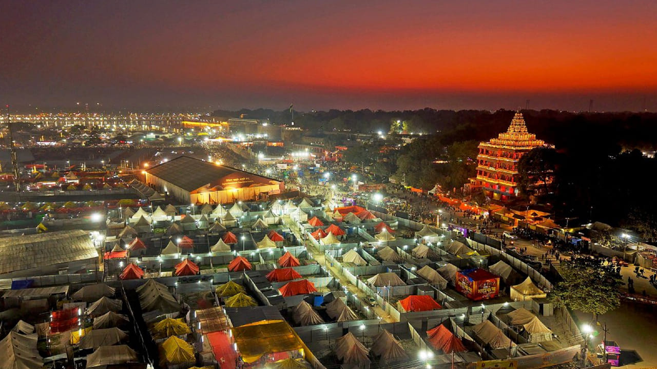 ఆ ప్రత్యేక సమయాన్ని బృహస్పతీ సూర్యచంద్రుల కదలికల్ని బట్టి నిర్ణయిస్తారు. వీటి ఆధారంగానే కుంభమేళాను రెండు రకాలుగా జరుపుతారు. అవే అర్ధ కుంభమేళా, మహాకుంభమేళా. అర్ధ కుంభమేళాని ఆరేళ్లకోసారి చేస్తారు. మహా కుంభమేళా పన్నెండేళ్లకోసారి వస్తుంది. ఈ పన్నెండేళ్లకోసారి వచ్చే మహా కుంభమేళాను మాత్రం దేవతల గురువైన బృహస్పతి కదలికల్ని బట్టి నిర్ణయిస్తారు. బృహస్పతి తన రాశి చక్రాన్ని పూర్తి చేయడానికి 12 సంవత్సరాలు పడుతుంది. గనుక ఆ సమయాన్ని ఆధారంగా చేసుకునే తేదీలను ప్రకటిస్తారు. ఇప్పుడు జరుగుతోంది మహా కుంభమేళానే.