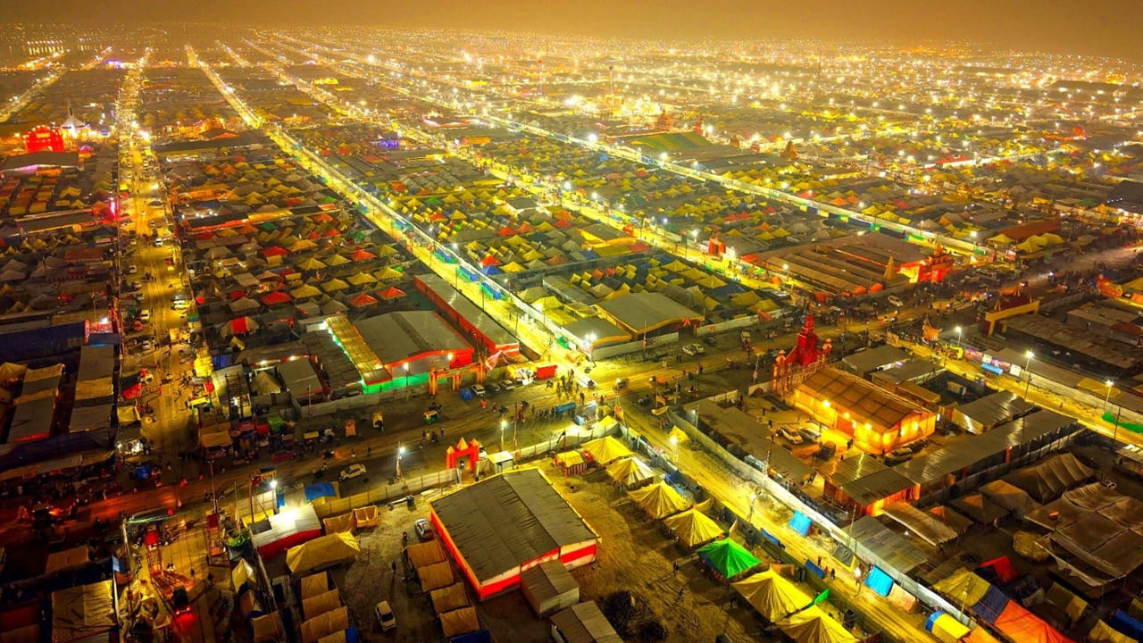 హరిద్వార్‌లోని గంగ, ఉజ్జయినిలోని శిప్రా, నాసిక్‌లోని గోదావరి, ప్రయాగ్‌రాజ్‌లోని త్రివేణీ సంగమంలో అమృత చుక్కలు పడ్డాయని ఆధ్యాత్మిక వేత్తలు చెబుతారు. ఈ కారణంగా ఆయా నదుల్లోని నీళ్లు కొన్ని సమయాల్లో అమృత తత్వాన్ని సంతరించుకున్నాయని చెబుతుంటారు. ఈ సమయాన్నే కుంభమేళా సమయంగా భావిస్తారు. అందుకే అప్పుడు ఈ నదుల్లో స్నానం చేసేందుకు కోట్లాది భక్తులు బారులు తీరుతుంటారు.