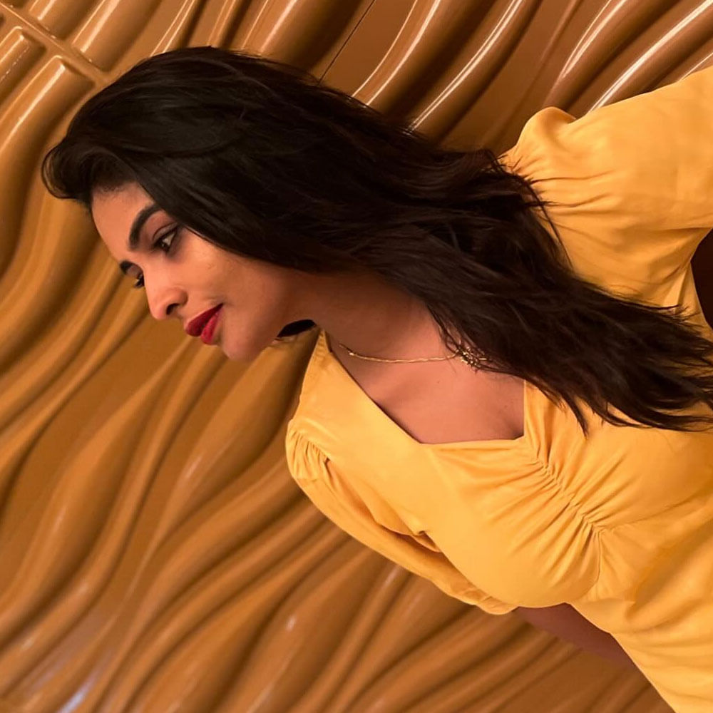 ఇందులో విజయ్ సేతుపతితోపాటు ఫహద్ ఫాజిల్ నటించారు. అలాగే ఇందులో సూర్య గెస్ట్ రోల్ పోషించారు. అయితే ఈ సినిమాలో ఇద్దరు భార్యలు ఉంటారు. అందులో పైన ఫోటోలో కనిపిస్తున్న బ్యూటీ ఒకరు. 