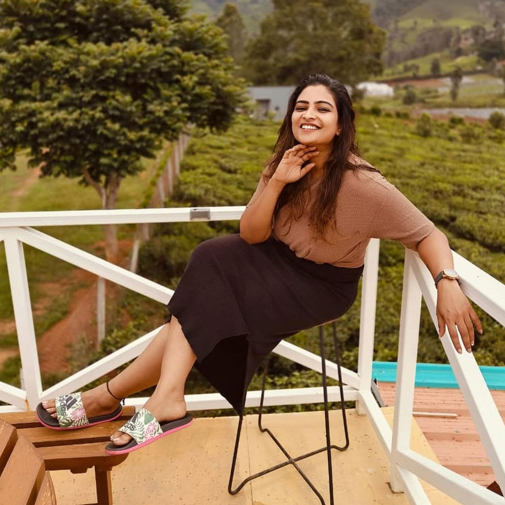 విజయ్ సేతుపతి పక్కన కూర్చోడానికి గొడవ చేస్తే.. గుండె ఎడమవైపు ఉంటుంది అందుకే నిన్ను ఎడమవైపు కూర్చోబెట్టుకున్నా అని డైలాగ్ కొడతాడు. ఈ డైలాగ్ నెట్టింట చాలా ఫేమస్. 