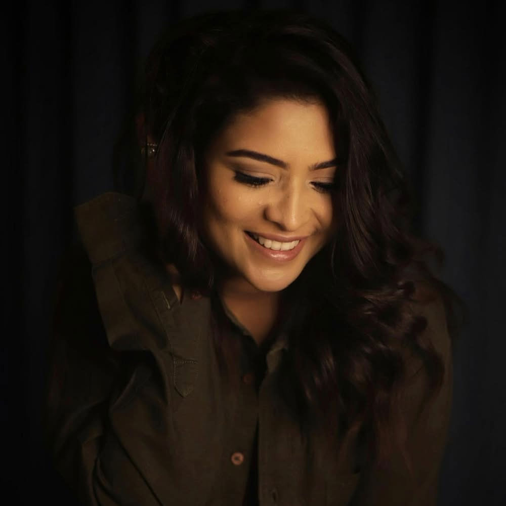 సోషల్ మీడియాలోనూ చాలా యాక్టివ్ గా ఉంటుంది. ఎప్పటికప్పుడు లేటేస్ట్ ఫోటోస్ షేర్ చేస్తూ తెగ రచ్చ చేస్తుంది. అందాలు ఆరబోస్తూ కుర్రకారును కవ్విస్తుంది ఈ వయ్యారి.  