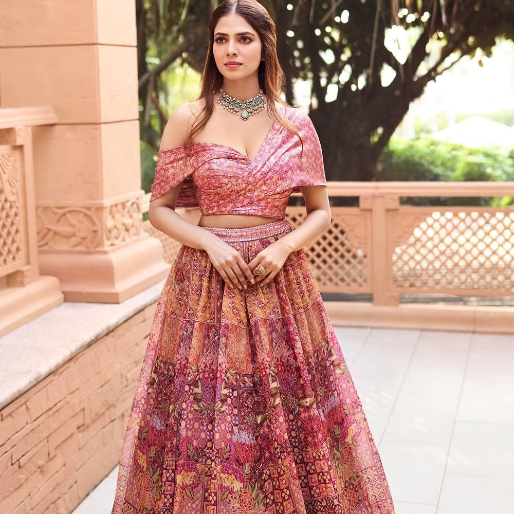 మాళవిక చివరిసారిగా తంగళాన్ చిత్రంలో నటించింది. చియాన్ విక్రమ్ నటించిన ఈ మూవీ బాక్సాఫీస్ వద్ద సూపర్ హిట్ అయ్యింది. అలాగే సిద్ధాంత్ చతుర్వేది సరసన హిందీ యాక్షన్ చిత్రం ‘యుద్ర’లో కూడా నటించింది. సోషల్ మీడియాలో తాజగా అందమైన ఫోటోలు షేర్ చేసింది మాళవిక 