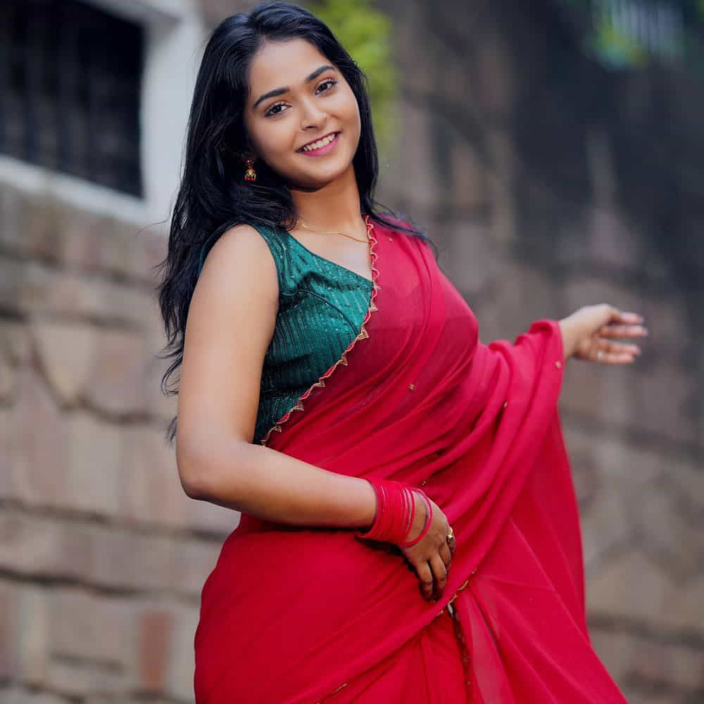 కానీ సోషల్ మీడియాలో మాత్రం ఈ ముద్దుగుమ్మ చాలా డిఫరెంట్. ఎంతో మోడ్రన్ గా, గ్లామర్ ఫోజులతో మతిపోగొట్టేస్తుంది. నిత్యం నెట్టింట ఏదోక క్రేజీ ఫోటోస్ షేర్ చేస్తూ ఆకట్టుకుంటుంది.