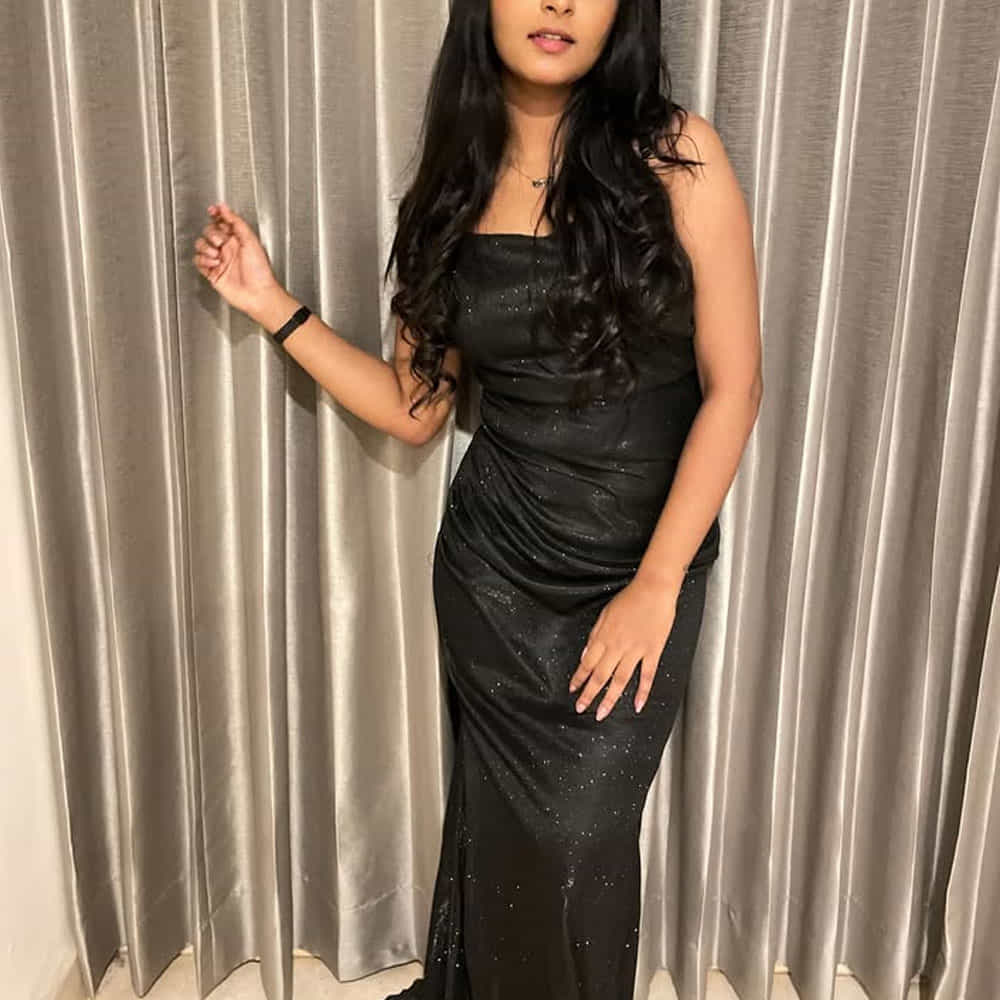 సీరియల్లో సింపుల్ గా చీరకట్టులో కనిపించింది. తనదైన నటనతో ప్రేక్షకులను కట్టిపడేసింది. అయితే కొన్ని రోజులుగా తన సీరియల్ నుంచి తప్పుకున్న ఈ భామ.. ఇప్పుడు సోషల్ మీడియాలో గ్లామర్ ఫోటోలతో మతిపోగొట్టేస్తుంది. ఇంతకీ ఈ ముద్దుగుమ్మను గుర్తుపట్టారా.. ?