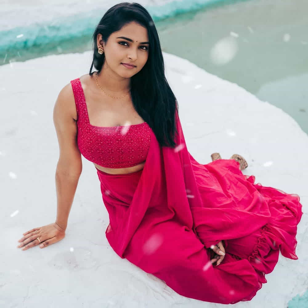 తాజాగా ఈ బ్యూటీ మోడ్రన్ డ్రస్సుల్లో ఫోటోలు వదిలింది. గ్లామర్ డ్రెస్సులలో వారెవ్వా అనిపించేలా ఫోటోలకు ఫోజులిచ్చింది లాస్య. ఇన్ స్టా గ్రామ్ లో ఈ అమ్మడి 2లక్షలకు పైగా ఫాలోవర్స్ ఉన్నారు.