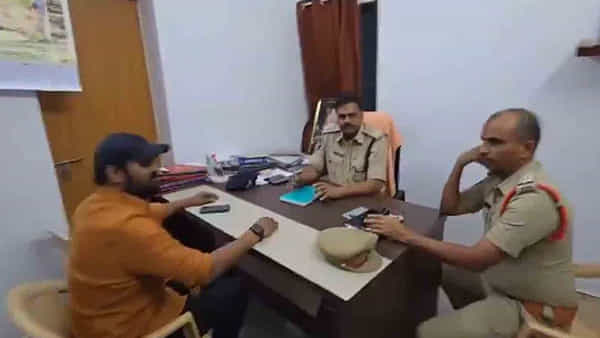 Manchu Manoj: మీరిక్కడ ఉండొద్దు.. మంచు మనోజ్కు పోలీసుల సూచన