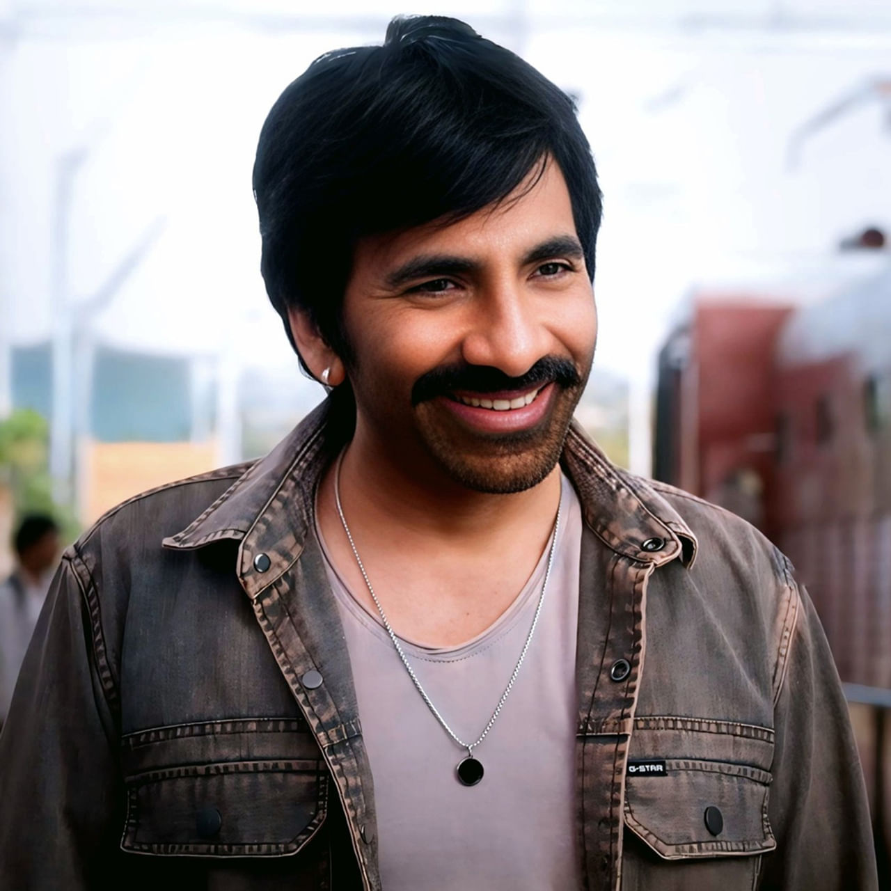 కొత్తగా ట్రై చేస్తే నీకు అవసరమా అంటున్నారు..? డిఫెరెంట్‌గా ప్రయత్నిస్తే నీకెందుకు అంటున్నారు. పోనీ కమర్షియల్ సినిమాలు చేస్తేనేమో ఎప్పుడూ అవేనా అంటున్నారు. అందుకే ప్రయోగాలకు గుడ్ బై చెప్పి.. తనకేదైతే కలిసొచ్చిందో.. తననెలాగైతే చూడాలనుకుంటున్నారో అలాంటి సినిమాతో వస్తున్నారు. మరి రవితేజ మాస్ జాతర ఎలా ఉండబోతుంది..? 