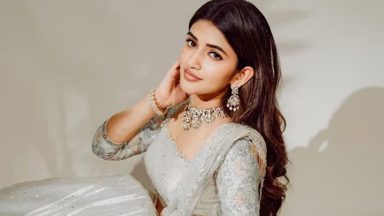 శ్రీలీల, మీనాక్షి చౌదరి లాంటి హీరోయిన్స్ అంతా ఇప్పుడు టాప్ రేంజ్లో ఉన్నారు. వాళ్ళ తర్వాత ప్లేస్ కోసం ప్రయత్నాలు చేస్తున్న వాళ్ళలో అందరికంటే ముందున్నారు ప్రియాంక మోహన్. ఈ మధ్యే సరిపోదా శనివారంతో హిట్ కొట్టిన ఈ బ్యూటీ.. ప్రస్తుతం పవన్ కళ్యాణ్ ఓజిలో నటిస్తున్నారు. ఇది హిట్టైతే అమ్మడి రేంజ్ మారిపోయినట్లే.