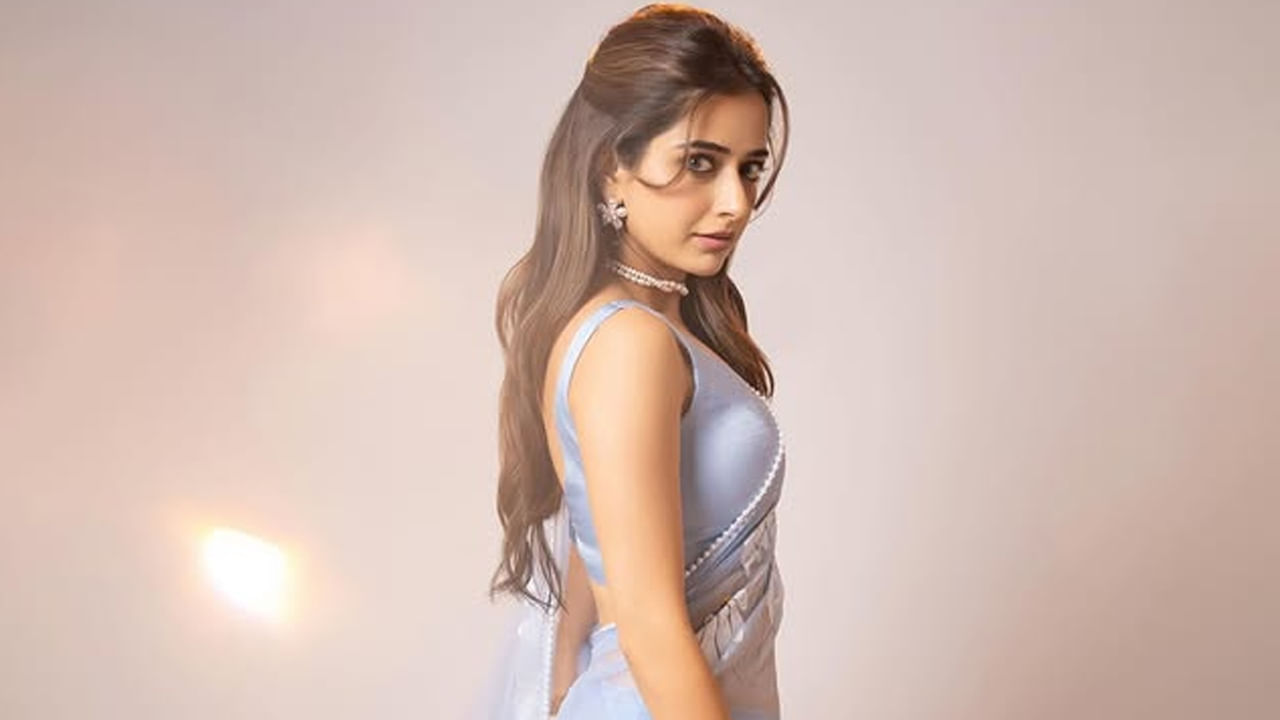 అక్కడ ఆమె క్లీన్ అండ్ క్లియర్ ఫ్రెష్ ఫేస్ బెంగుళూరు పోటీ కోసం ఆడిషన్ చేసింది, మిస్ ఫ్రెష్ ఫేస్ 2014 రన్నరప్‌గా నిలిచింది. ఫ్రీస్టైల్, బెల్లీ మరియు వెస్ట్రన్‌తో సహా వివిధ డ్యాన్స్ స్టైల్స్ కూడా శిక్షణ పొందింది ఈ ముద్దుగుమ్మ.