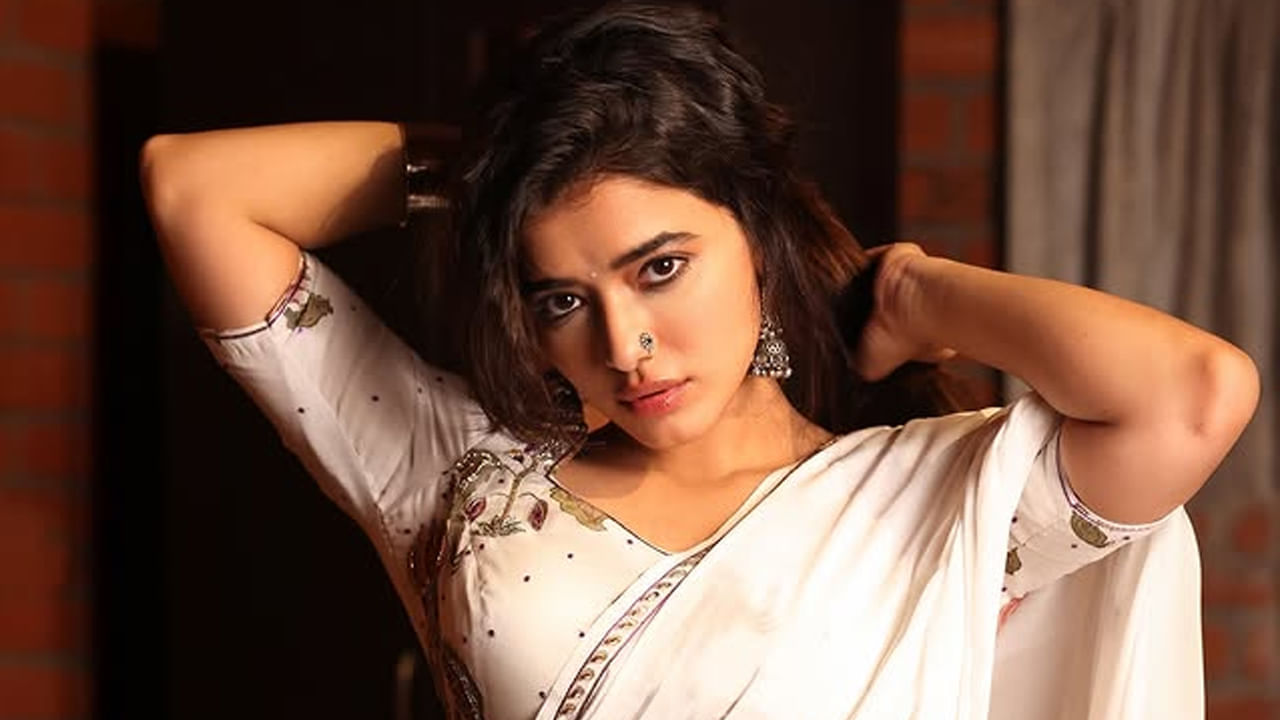 ఢిల్లీ నగరంలో ఉన్న మిరాండా హౌస్, ఢిల్లీ విశ్వవిద్యాలయంలో తన గ్రాడ్యుయేషన్ పూర్తి చేసింది ఈ అందాల తార. చదువు పూర్తయ్యాక మోడలింగ్ లో తన కెరీర్ ను ప్రారంభించింది ఈ వయ్యారి. పలు బ్రాండ్ల ప్రకటనల్లో కనిపించింది.