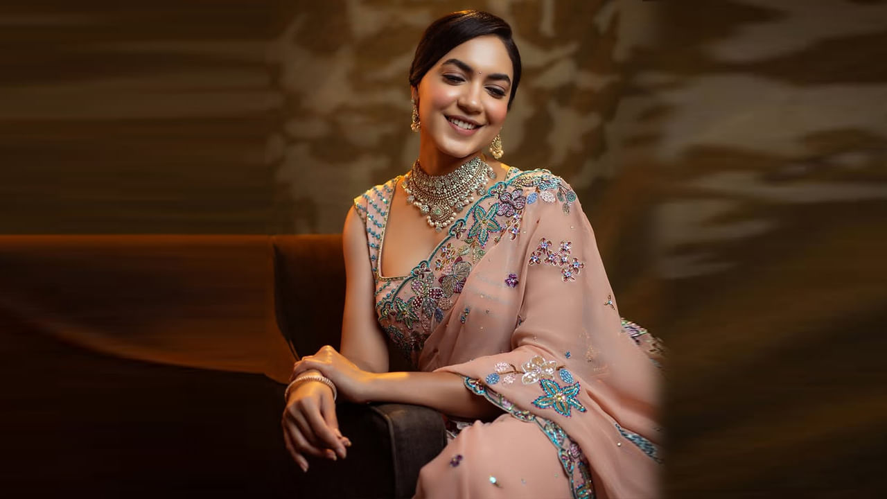  ఆమె మొదటి చిత్రం బాద్షా, ఇందులో ఆమె పింకీ అనే సహాయక పాత్రను పోషించింది. తర్వాత ప్రేమ ఇష్క్ కాదల్‌లో ఆమె శ్రీ విష్ణు సరసన కాస్ట్యూమ్ డిజైనర్ పాత్రను పోషించింది. ఆ తరువాత నా రాకుమారుడు ఎవడే సుబ్రమణ్యంలో కనిపించింది.