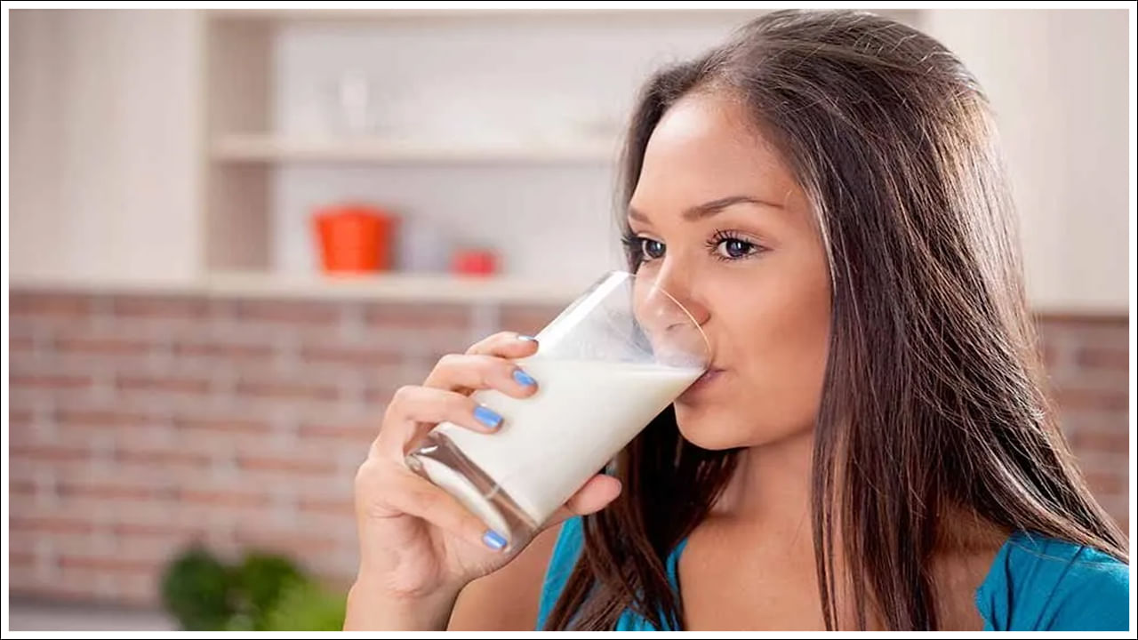 ఆరోగ్య నిపుణుల అభిప్రాయం ప్రకారం.. ఒక కప్పు పాల నుండి శరీరానికి 2 శాతం ఆరోగ్యకరమైన కొవ్వు, 122 కేలరీలు, 8 గ్రాముల ప్రోటీన్, 3 గ్రాముల సంతృప్త కొవ్వు, 12 గ్రాముల కార్బోహైడ్రేట్లు, 12 గ్రాముల సహజ చక్కెర లభిస్తుంది. విటమిన్ బి12 రోజువారీ అవసరాలలో 50%, కాల్షియం రోజువారీ అవసరాలలో 25%, పొటాషియం, విటమిన్ డి రోజువారీ అవసరాలలో 15% కలిగి ఉంటుంది. పాలు శరీరానికి ఎంత మేలు చేస్తుందో తెలుసుకుందాం..