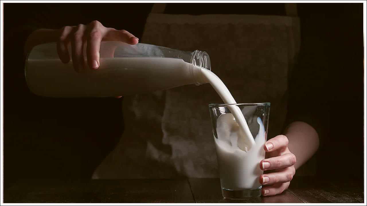 పాలు తాగడం వల్ల కూడా బరువు తగ్గవచ్చు. పాలలో ఉండే కార్బోహైడ్రేట్లు, ప్రొటీన్లు, కొవ్వుల సమతుల్య కలయిక బరువు తగ్గడంపై ప్రభావం చూపదు. ప్రోటీన్, కొవ్వు కారణంగా బరువు తగ్గడానికి పాలు సహాయపడుతుంది. కార్బోహైడ్రేట్లు శరీరానికి శక్తిని అందిస్తాయి. శరీరాన్ని చురుకుగా ఉంచడంలో సహాయపడతాయి. పాలు తాగడం వల్ల ఆకలి కూడా తగ్గి కడుపు నిండిన అనుభూతి కలుగుతుంది. అందువల్ల బరువు తగ్గాలనుకునే వారు ప్రతిరోజూ ఒక గ్లాసు తక్కువ కొవ్వు పాలు తాగడం మంచిది.