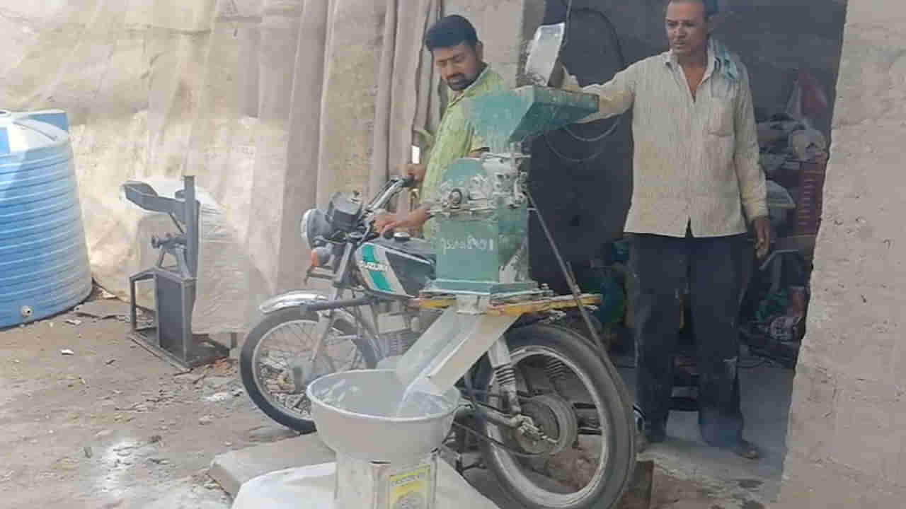 Telangana: నో కరెంట్‌.. నో బిల్లు..! వినూత్న పిండి గిర్నితో ప్రజల్ని ఆకట్టుకుంటున్న బైక్ బాబు భళా..!