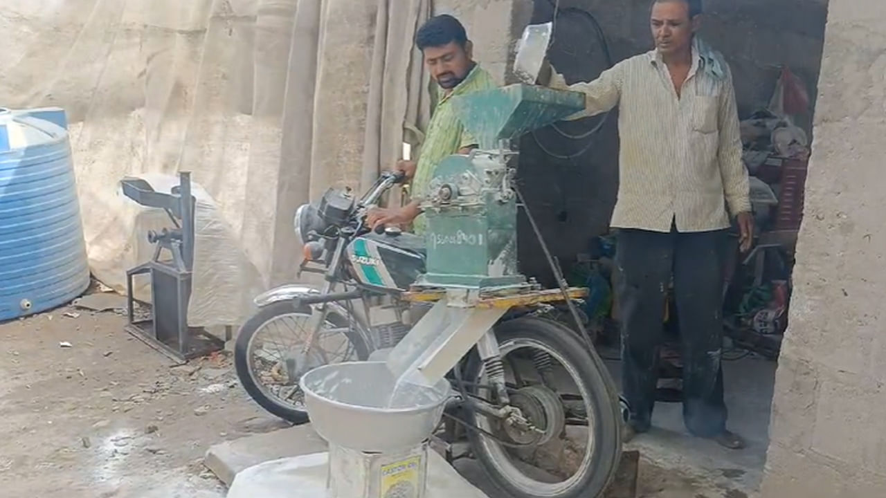 Telangana: నో కరెంట్‌.. నో బిల్లు..! వినూత్న పిండి గిర్నితో ప్రజల్ని ఆకట్టుకుంటున్న బైక్ బాబు భళా..!