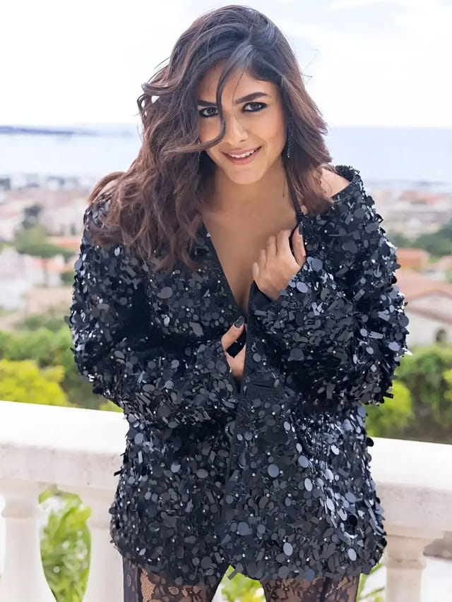 బాలీవుడ్ గ్లామర్ క్వీన్ దడపుట్టిస్తుందిగా.. అదిరిపోయిన మృణాల్ అందాలు