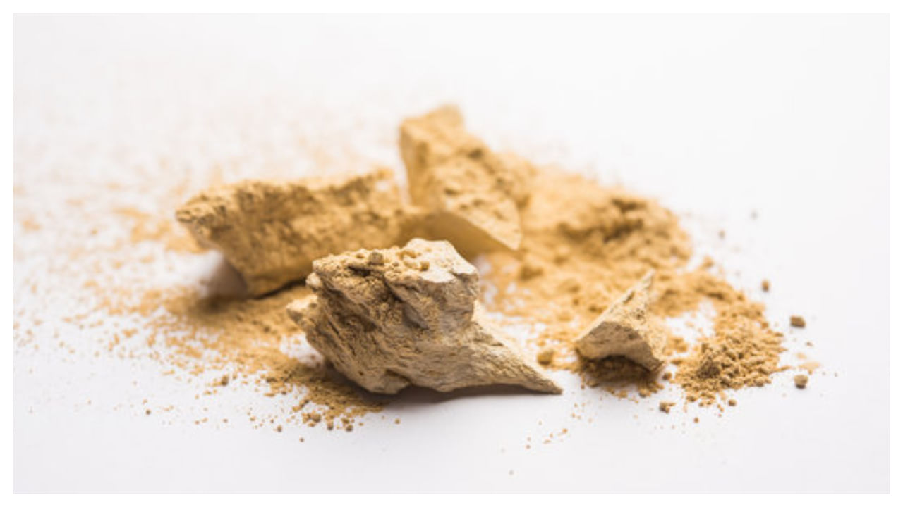 ఎలాంటి మచ్చలు, ముడతలు లేకుండా చర్మం అందంగా, మెరుస్తూ ఉంటే చూడటానికి చాలా బాగుంటుంది. చాలా మంది ఇలాగే కావాలి అనుకుంటారు. కానీ వాతావరణంలోని పరిస్థితులు, తినే ఆహారం, కాలుష్యం కారణంగా చర్మంలో మార్పులు వస్తాయి.