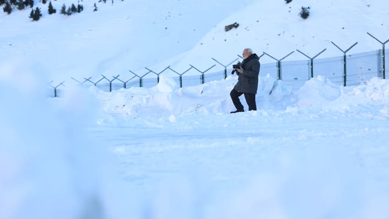 జమ్మూ & కాశ్మీర్లోని మంచుతో కప్పబడిన సోనామార్గ్లో ప్రధాని మోదీ