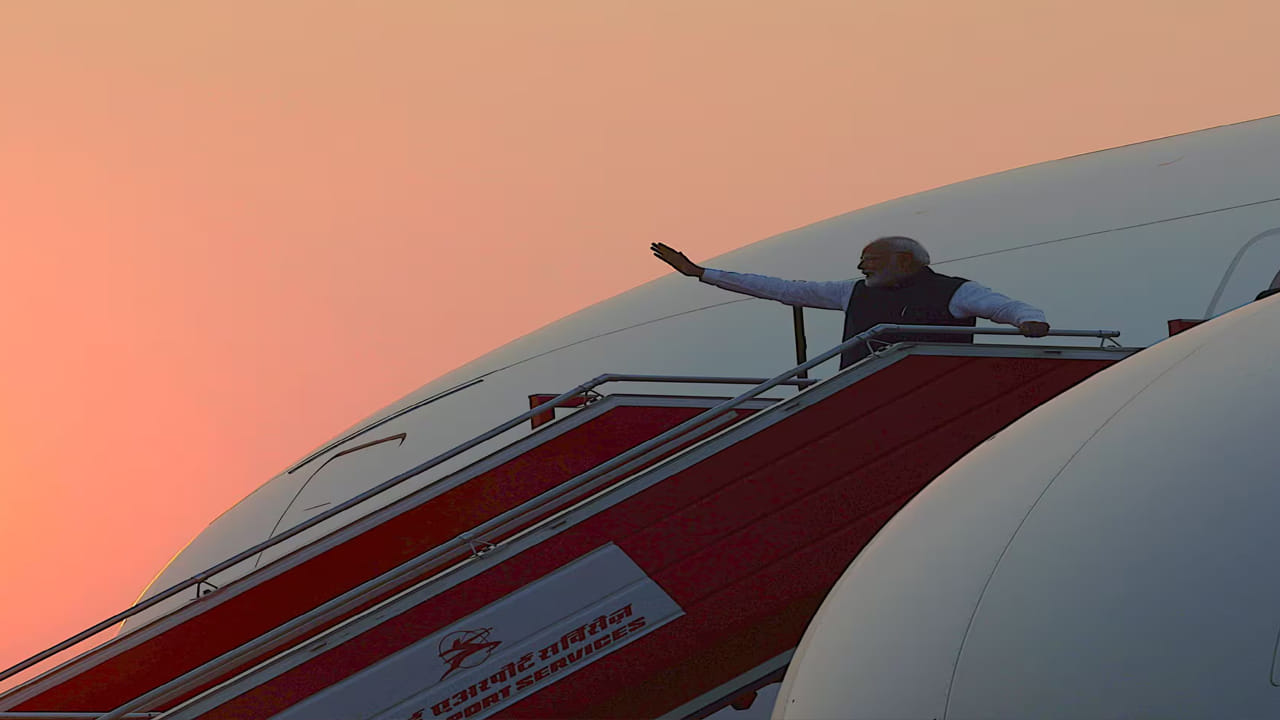 ప్రధాని మోదీ విజయవంతమైన పర్యటన ముగించుకుని సూర్యాస్తమయం సమయంలో మహారాష్ట్రలోని ముంబై నుంచి బయలుదేరారు