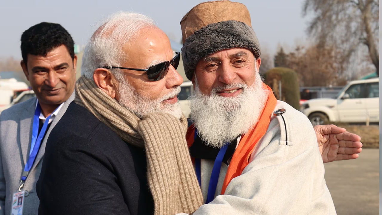 జమ్మూ & కాశ్మీర్లోని శ్రీనగర్కు వచ్చిన ప్రధాని మోదీ స్వాగతం పలికారు ఆ రాష్ట్ర అధికారులు.