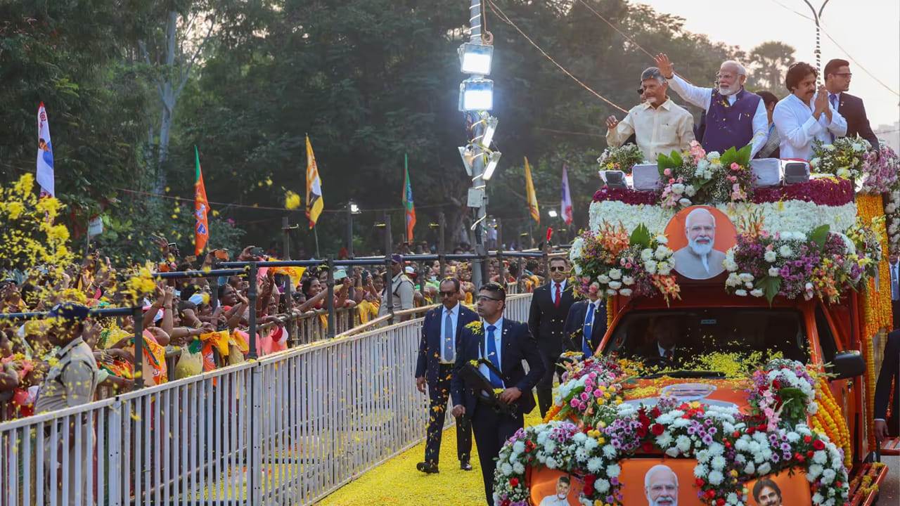 ఆంధ్రప్రదేశ్లోని విశాఖపట్నంలో ప్రధాని నరేంద్ర మోదీ రాష్ట్ర ముఖ్యమంత్రి చంద్రబాబు నాయుడు, ఉపముఖ్యమంత్రి పవన్ కళ్యాణ్ తో కలిసి బస్సు పై ర్యాలీగా వెళ్లారు.