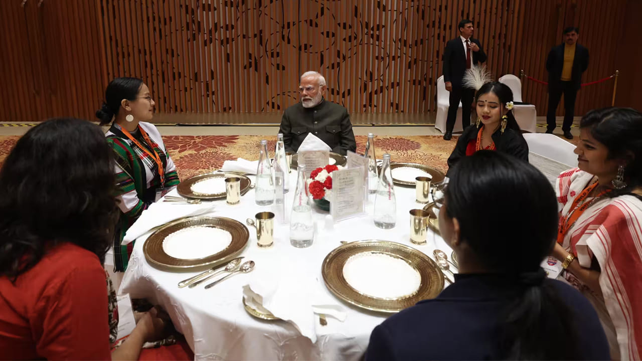 యువకులతో కలిసి ప్రత్యేక భోజనం! భారత్ మండపంలో విక్షిత్ భారత్ యంగ్ లీడర్స్ డైలాగ్ 2025లో పాల్గొని వారితో కలిసి భోజనం చేసిన ప్రధాని మోదీ