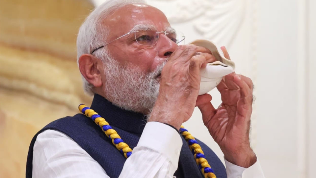 ముంబైలోని శ్రీ రాధా మదన్ మోహన్ జీ ఆలయాన్ని సందర్శించిన ప్రధాని మోదీ, ప్రత్యేక పూజా కార్యక్రమంలో పాల్గొని శంఖాన్ని పూరించారు.