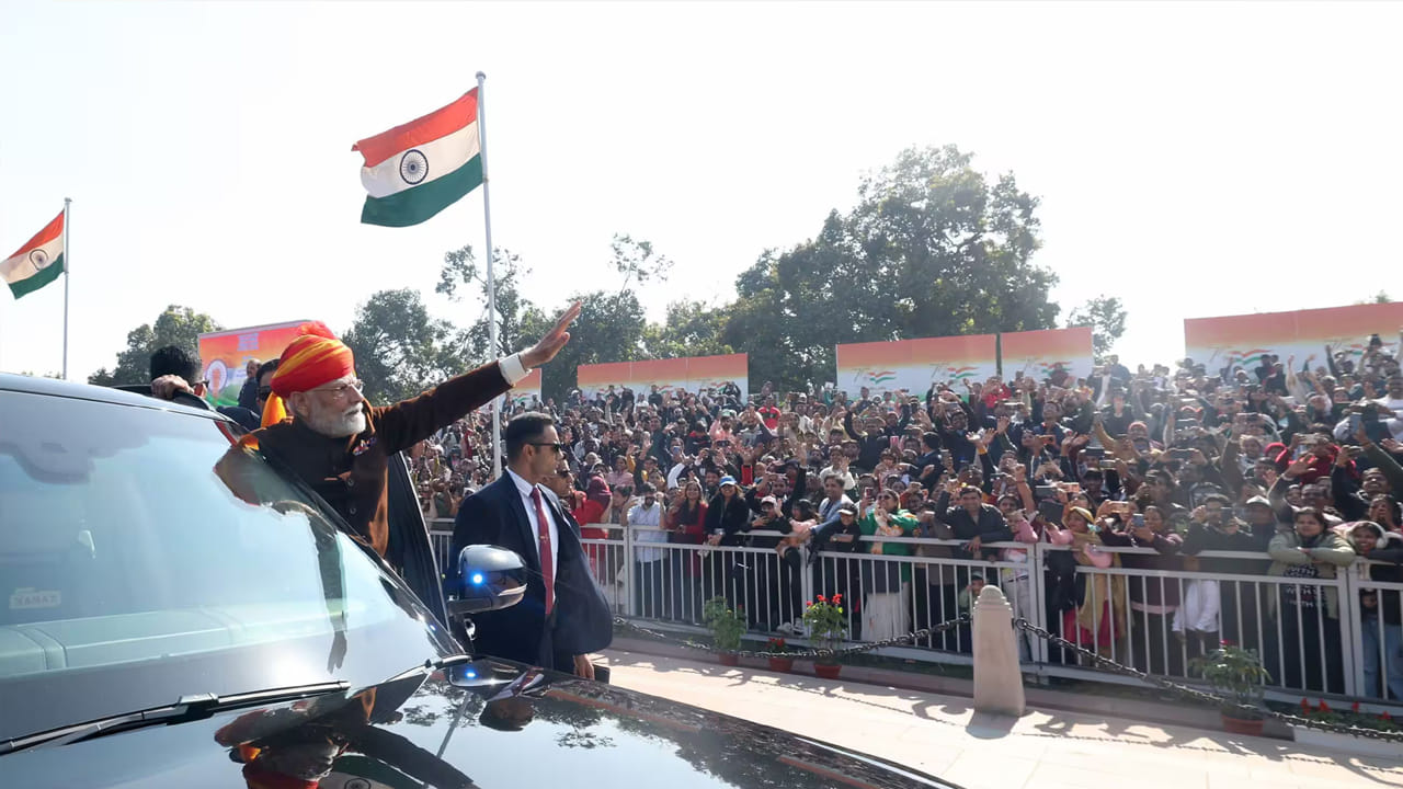 76వ గణతంత్ర దినోత్సవ వేడుకల సందర్భంగా కర్తవ్య పథ్ వద్ద ఉత్సాహంగా తరలివస్తున్న ప్రేక్షకులపై ప్రధాని మోదీ చేతులెత్తి అభివాదం చేశారు.