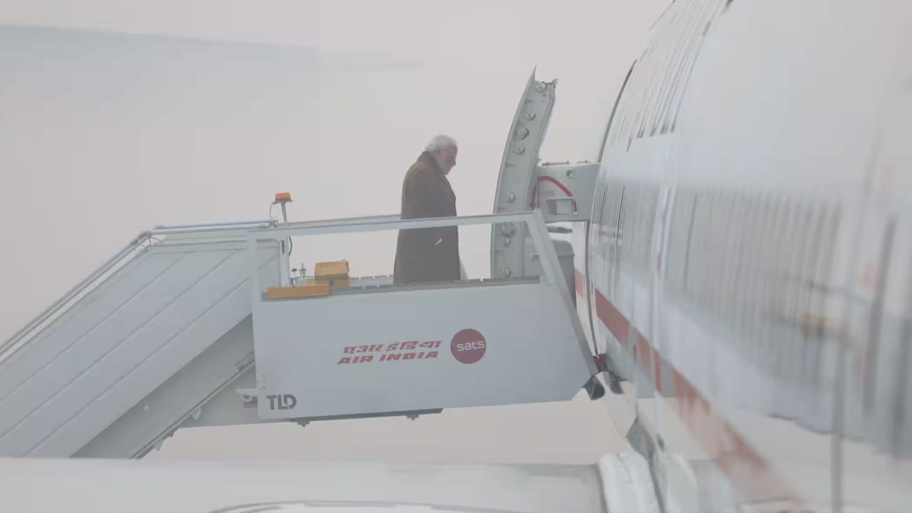 భారతదేశ ప్రధాని నరేంద్ర మోదీ ఉదయాన్నే న్యూఢిల్లీ నుంచి మహారాష్ట్రకు విమానంలో బయలుదేరారు.