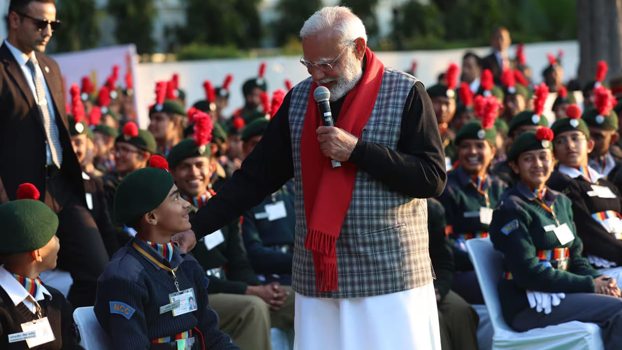 ముంబైలో భారత నౌకాదళ నౌకలైన సూరత్, నీలగిరి మరియు వాఘ్షీర్లను ప్రారంభించిన సందర్భంగా భారత నావికాదళ వైస్ అడ్మిరల్తో ప్రధాని మోదీ