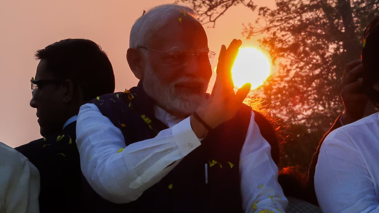 ఎన్నికల్లో NDA కూటమి ప్రభుత్వం ఘన విజయం సంధించిన తర్వాత ఆంధ్రప్రదేశ్‌లోని విశాఖపట్నం నగరం చేరుకున్న ప్రధాని నరేంద్ర మోదీకి ఘన స్వాగతం లభించింది.