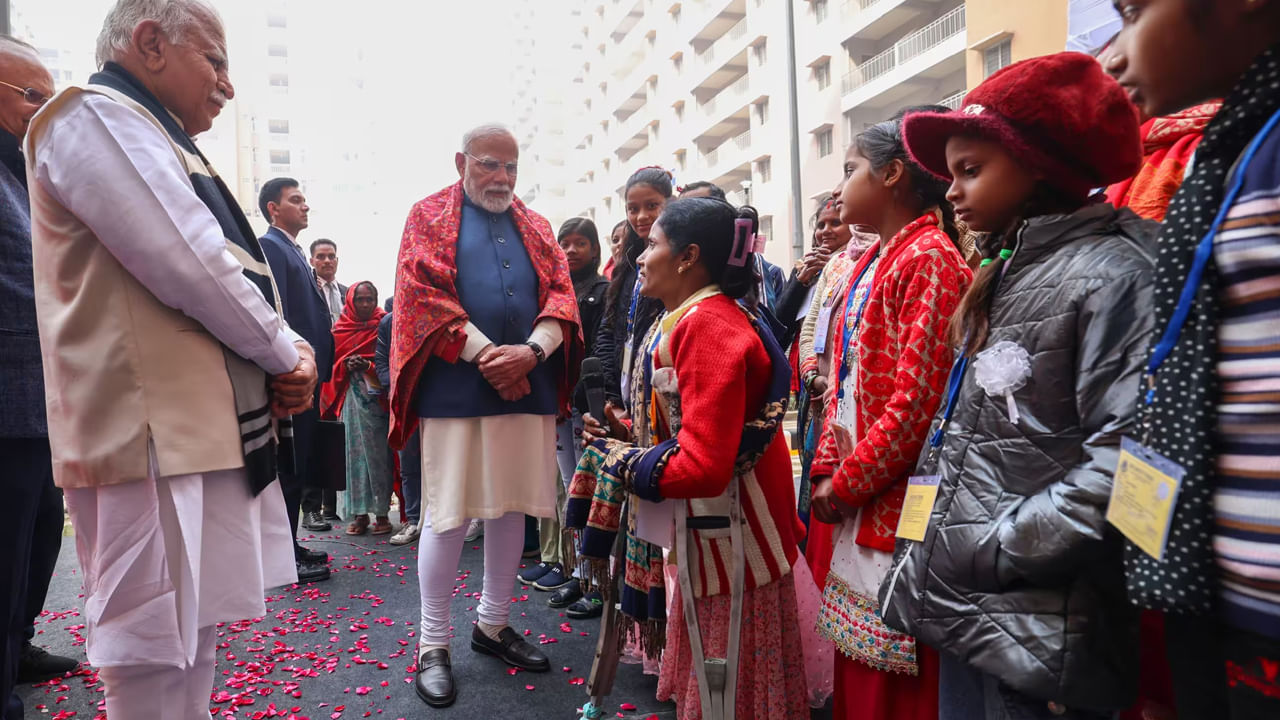 ఢిల్లీలోని స్వాభిమాన్ అపార్ట్మెంట్లో గర్వించదగిన ఇంటి యజమానులను ప్రధాని మోదీ కలుసుకున్నారు. వారి సమస్యలు అడిగి తెలుసుకున్నారు.