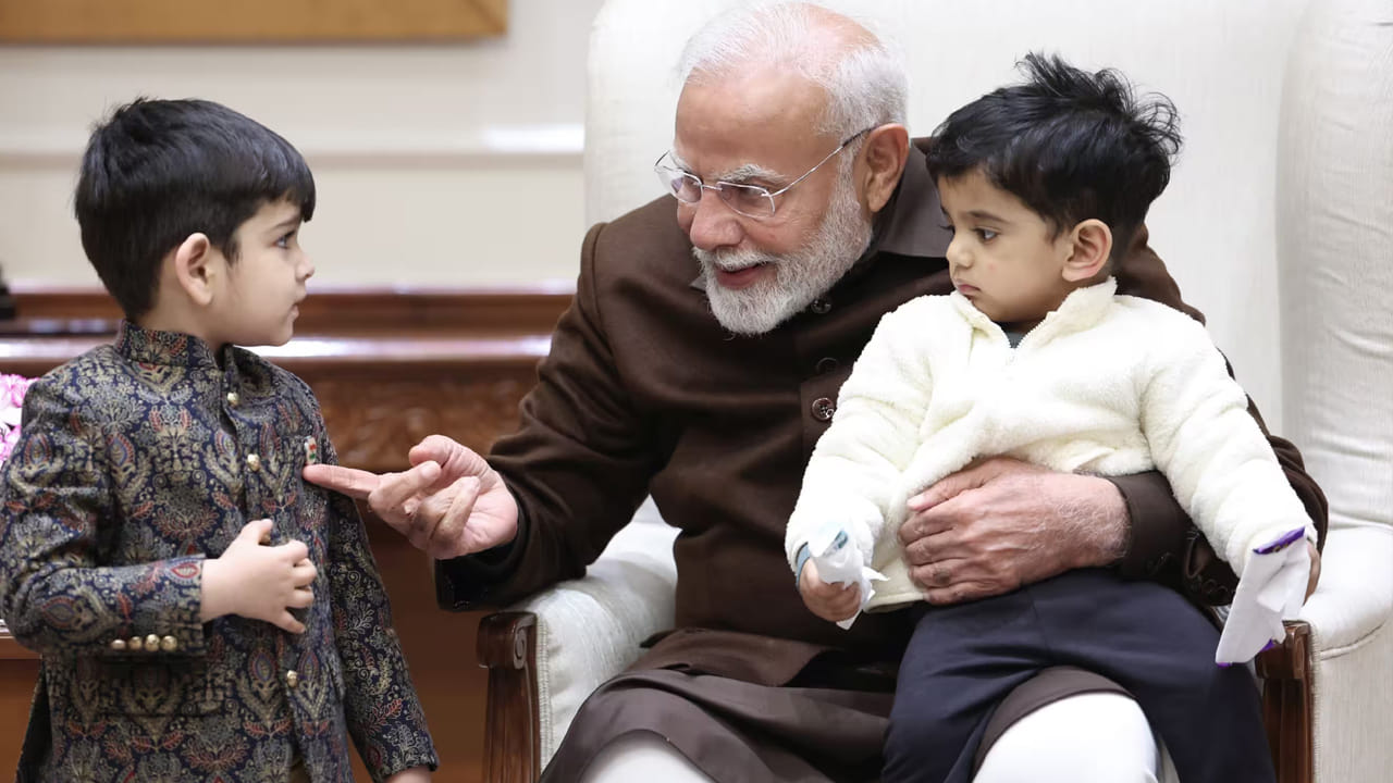 లోక్ కళ్యాణ్ మార్గ్, న్యూఢిల్లీలో పిల్లలతో కొన్ని ఆహ్లాదకరమైన క్షణాలను వాట్సాప్ ఛానల్ ద్వారా పంచుకున్న ప్రధాని మోదీ.