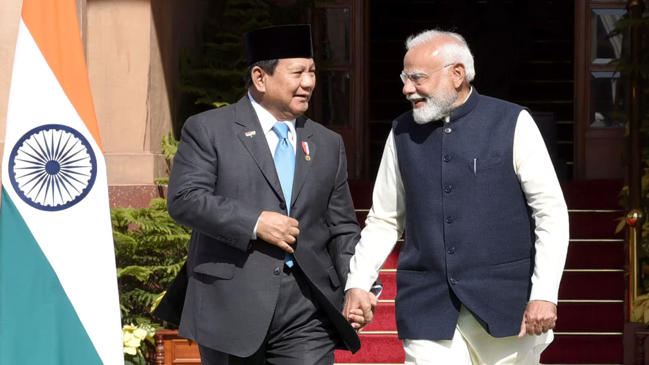 న్యూఢిల్లీలోని హైదరాబాద్ హౌస్లో ఇండోనేషియా అధ్యక్షుడు ప్రబోవో సుబియాంటోతో ప్రధాని మోదీ సమావేశమై శుభాకాంక్షలు తెలిపారు