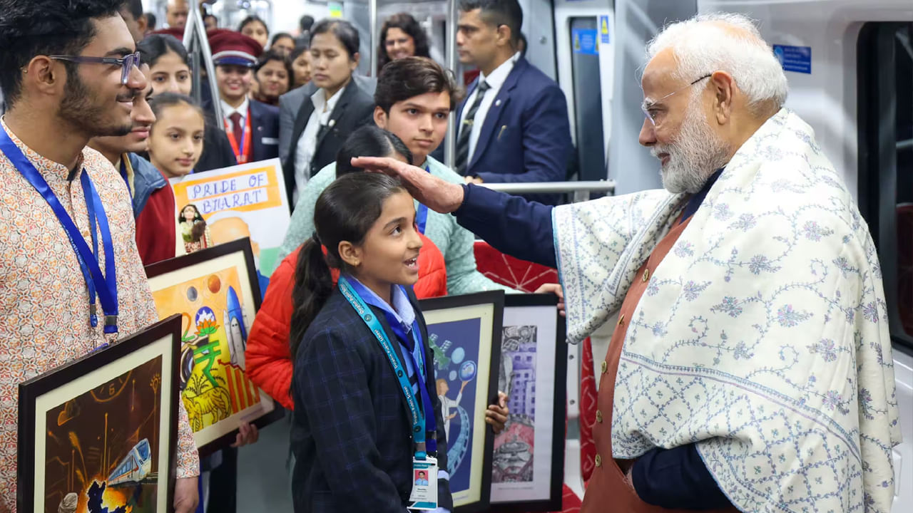 సాహిబాబాద్ నుండి న్యూ అశోక్ నగర్ వరకు ఢిల్లీకి నమో భారత్ రైలులో ప్రయాణించిన ప్రధాని మోదీ, పిల్లలకి ఆశీర్వచనం ఇచ్చి వారితో కొంతసేపు ముచ్చటించారు.