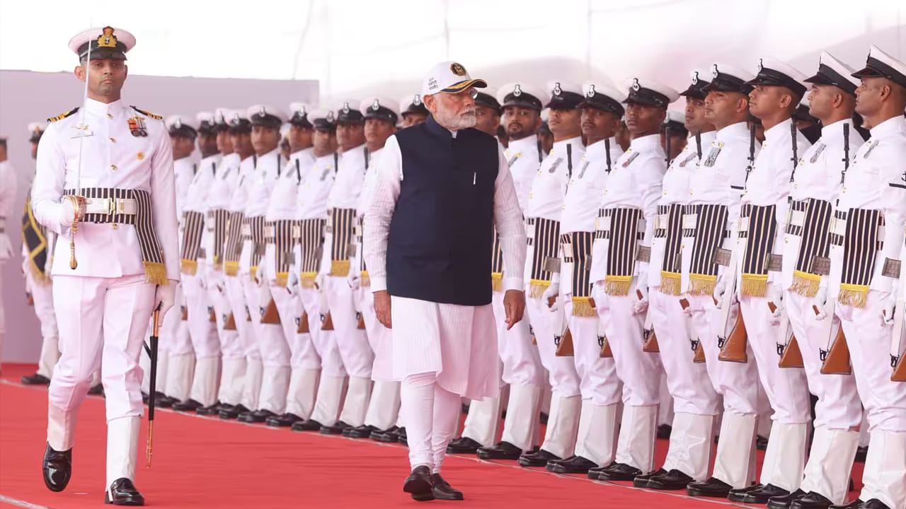 ముంబైలోని నేవల్ డాక్యార్డ్లో ‘గార్డ్ ఆఫ్ హానర్’ను ప్రధాని మోదీ గౌరవ వందనం స్వీకరించారు.