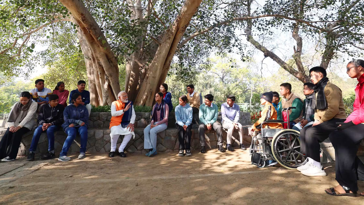 సామాన్యుడిలా మరిన ప్రధాని.. విద్యార్థులతో మాట్లాడారు. ఓ సమయంలో కొందరి కాలేజ్ విద్యార్థులతో ప్రధాని ముచ్చటించారు.