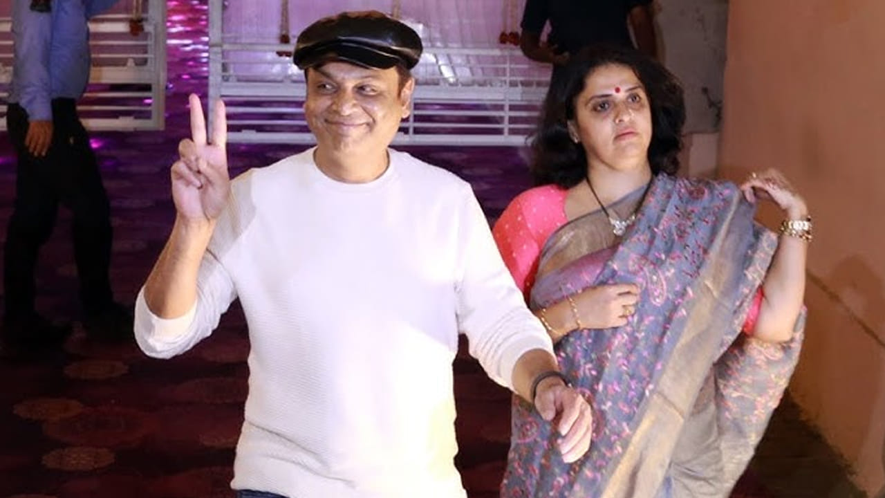 ఇక పవిత్రలోకేష్ తన జీవితంలోకి వచ్చాక మార్పుల గురించి చెబుతూ.. తన టైటానిక్ ఒడ్డుకు చేరిందంటూ కామెంట్స్ చేశారు.ప్రస్తుతం నటుడు నరేష్ చేసిన ఈ వ్యాఖ్యలు సోషల్ మీడియాలో తెగ వైరల్ అవుతున్నాయి.