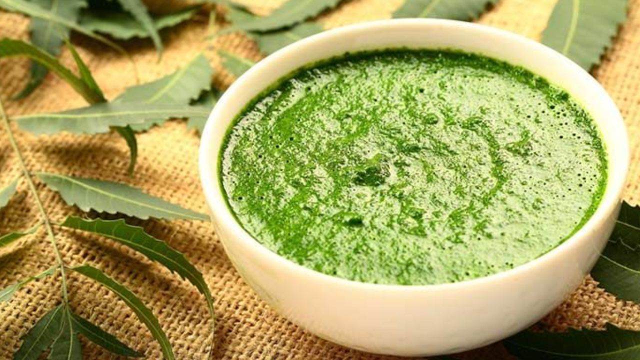 రెండు టీ స్పూన్ల వేపపొడిలో ఒక టీ స్పూన్ నిమ్మరసం వేసి కలపండి. ఈ మిశ్రమాన్ని ముఖం, మెడ భాగాల్లో అప్లై చేసి 15 నిమిషాల పాటు ఉంచాలి. తరువాత చల్లటి నీటితో శుభ్రం చేసుకోండి. ఈ ప్యాక్ ముఖాన్ని కాంతివంతంగా మార్చడంలో సహాయపడుతుంది.