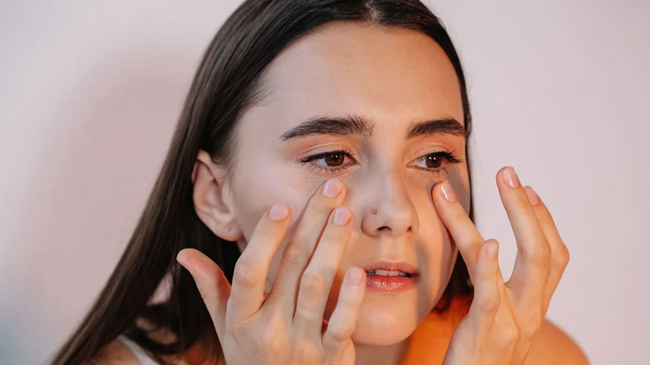 వేప నూనె జుట్టుకు చాలా ఉపయోగకరంగా ఉంటుంది. ఇది జుట్టును బలపరుస్తుంది. చుండ్రును కూడా తొలగిస్తుంది. మీరు రాత్రి పడుకునే ముందు వారానికి 3 సార్లు వేప నూనె రాయవచ్చు.
వేపనూనెలో ఉండే మూలకాలు చర్మాన్ని మెరిసేలా చేస్తాయి. అంతేకాకుండా ముఖంపై మొటిమలను తగ్గించడంలో కూడా సహాయపడుతుంది. మీరు మొటిమలను త్వరగా తొలగించాలనుకుంటే, ప్రతి రాత్రి మీ ముఖానికి అప్లై చేయండి.