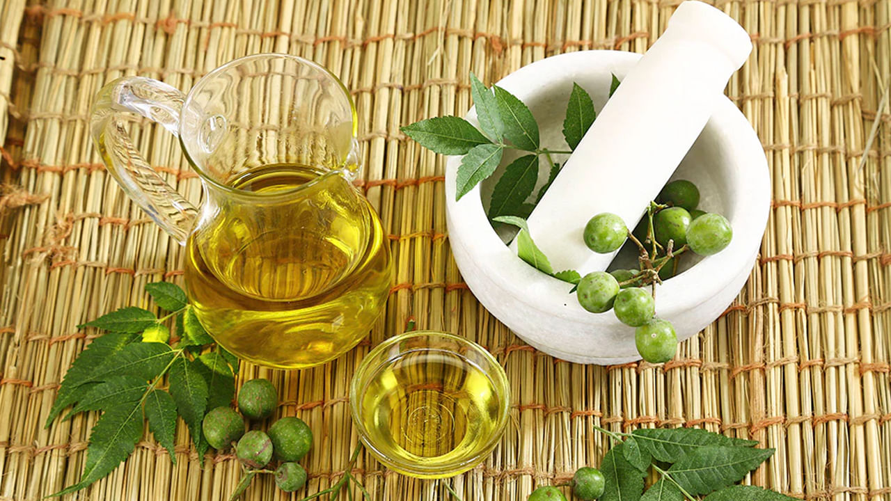 మీ ముఖాన్ని శుభ్రంగా ఉంచుకోవడానికి మీరు నూనెను ఉపయోగించవచ్చు. ఇది చర్మాన్ని వేగంగా రిపేర్ చేస్తుంది. అలాగే, ముఖాన్ని కాంతివంతంగా, అందంగా మార్చుతుంది. వేప నూనెలో యాంటీ బాక్టీరియల్, యాంటీ ఇన్ఫ్లమేటరీ లక్షణాలు ఉన్నాయి. ఇవి మొటిమలను తొలగించడంలో సహాయపడతాయి. ముఖంపై మొటిమలు పోవాలంటే వేపనూనెను బాగా పట్టించి మసాజ్ చేయాలి.