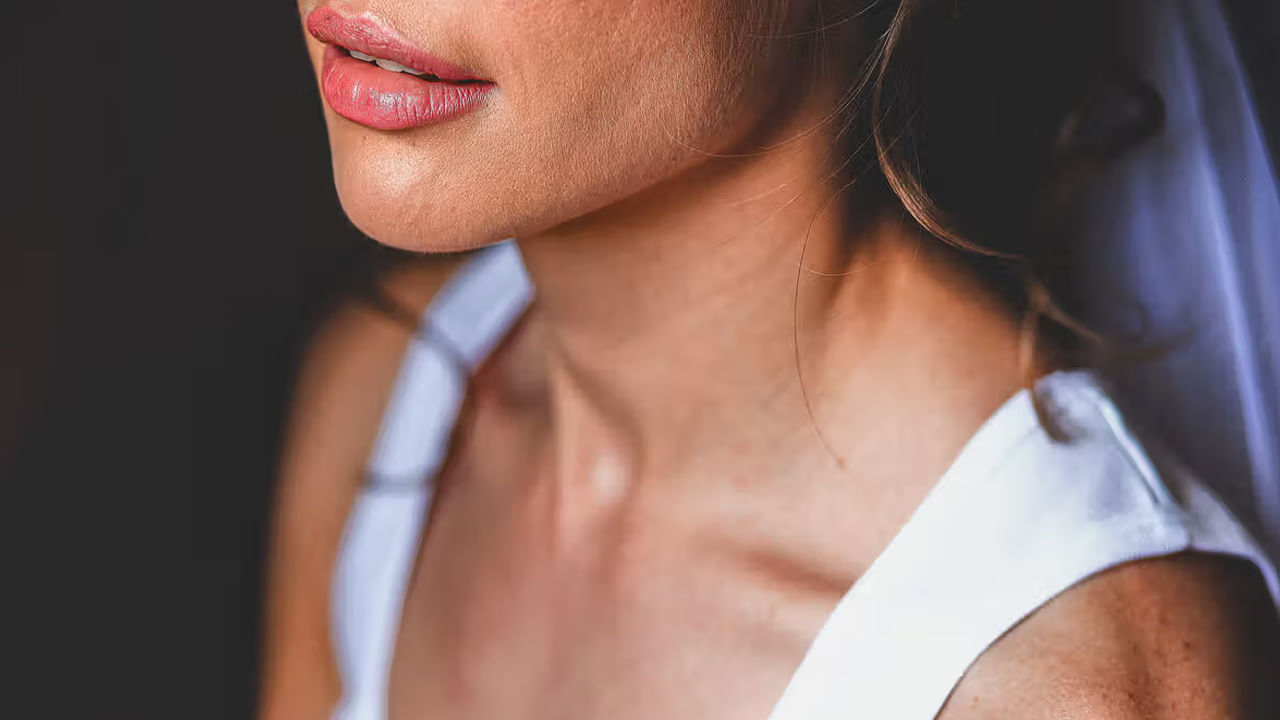 వేపనూనెను రోజూ ముఖానికి రాసుకుంటే ముఖం పొడిబారడం తగ్గుతుంది. ఇది చర్మాన్ని కాంతివంతంగా, అందంగా మార్చుతుంది. ముఖానికి నూనె రాసి 15-20 నిమిషాల పాటు మసాజ్ చేసుకోవచ్చు. వేపనూనెలో విటమిన్ ఇ ఉంటుంది. ఇది ముఖాన్ని మెరిసేలా చేస్తుంది. మీరు మీ ముఖాన్ని మెరిసేలా చేయాలనుకుంటే ఖచ్చితంగా ఈ నూనెను వాడి చూడండి.