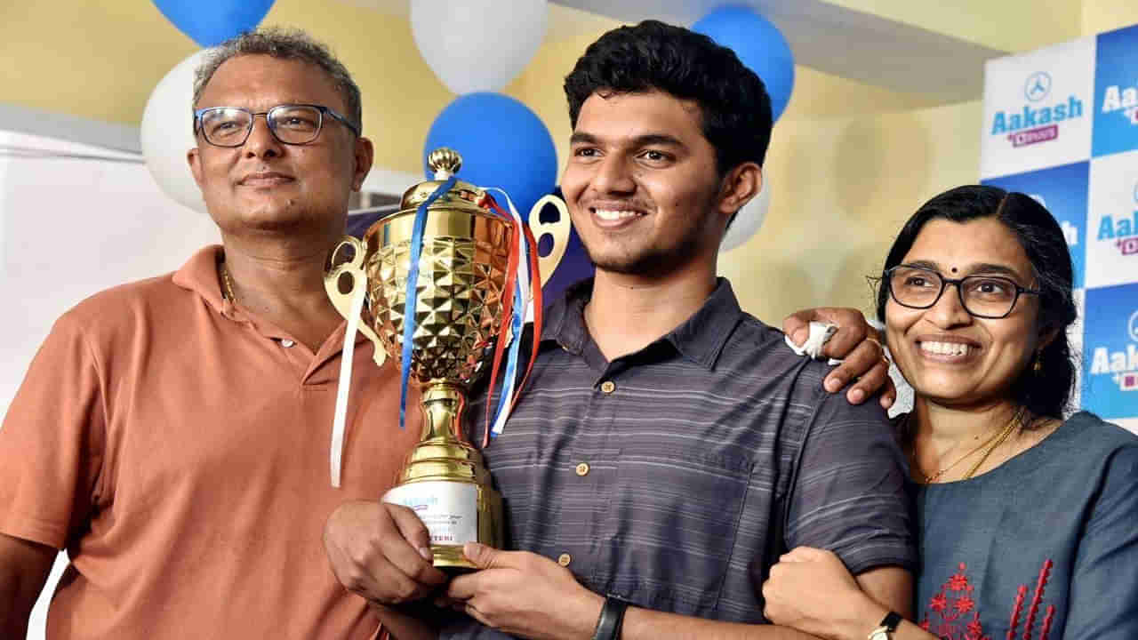 NEET UG Topper: రోజుకు 4 గంటలే చదువు.. నో ఫిక్స్డ్ టైం టేబుల్.. అయినా నీట్లో 1st ర్యాంకు కొట్టిన హైదరాబాద్ కుర్రోడు!