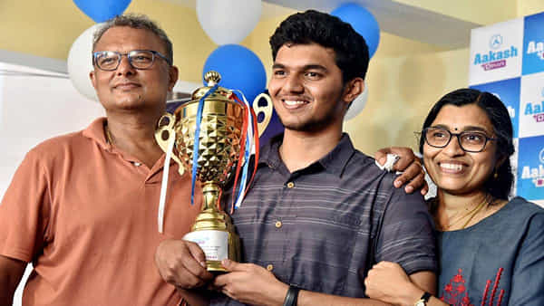 NEET UG Topper: రోజుకు 4 గంటలే చదువు.. నో ఫిక్స్డ్ టైం టేబుల్.. అయినా నీట్లో 1st ర్యాంకు కొట్టిన హైదరాబాద్ కుర్రోడు!